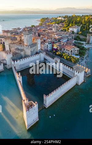 Veduta aerea di Sirmione e castello Scaligero al tramonto. Sirmione, Lago di Garda, Lombardia, Brescia, Italia, Europa. Foto Stock