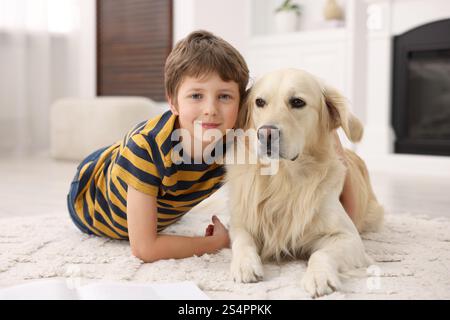 Ragazzo con il suo carino cane a casa Foto Stock