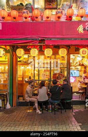 Street Restaurant a Kabukicho di notte, Shinjuku, Tokyo, Giappone Foto Stock