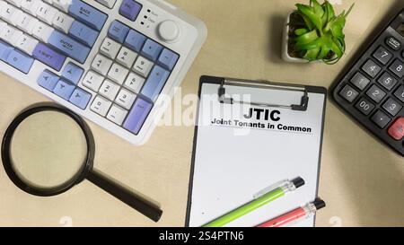 Concetto di JTIC - gli inquilini comuni scrivono su documenti cartacei isolati su tavoli di legno. Foto Stock