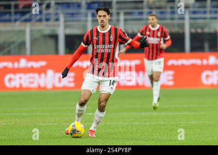 Tijjani Reijnders dell'AC Milan in azione durante la partita di calcio di serie A Enilive 2024/2025 tra Milano e Cagliari allo stadio Giuseppe Meazza di Foto Stock