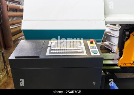 Il pannello di comando della macchina automatica in officina meccanica Foto Stock