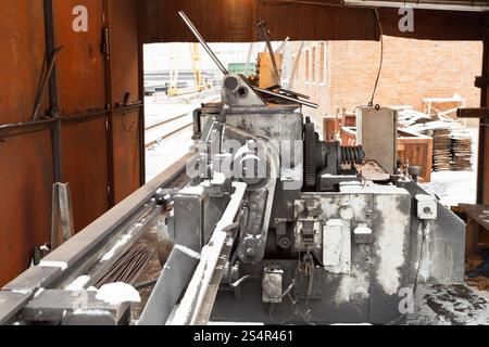 Acciaio di rinforzo e di acciaio di rinforzo e taglio bender la macchina in officina per esterni Foto Stock