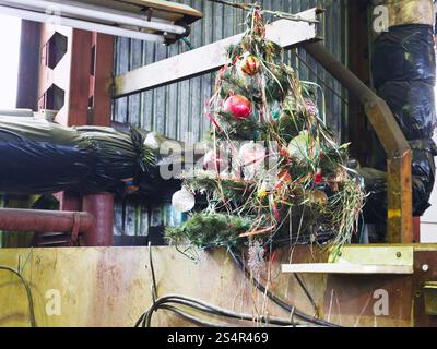Il vecchio albero di Natale decorato in officina turnery Foto Stock