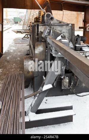 Il rinforzo in acciaio e acciaio di rinforzo e taglio bender la macchina in officina per esterni Foto Stock