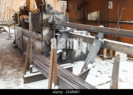 E tondino di acciaio di rinforzo e taglio bender la macchina in officina per esterni Foto Stock