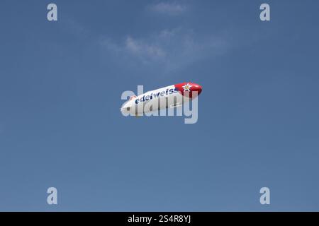 Dirigibile Zeppelin in volo sul Lago di Costanza, Germania Foto Stock