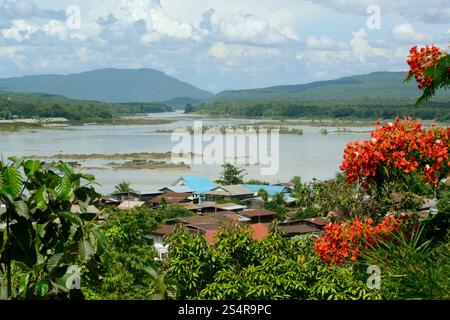Sicht vom Tempel Wat Tham kHU ha Sawan nel fiume Khong Jiam am Mekong nel parco nazionale di Der naehe des Pha Taem in der Umgebung von Ubon Ratchathani im Foto Stock