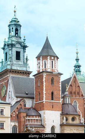 La Basilica reale dell'Arcicattedrale dei Santi Stanislao e Venceslao sulla collina del Wawel (Cracovia, Polonia). Costruito nel XIV secolo. Foto Stock