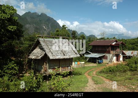 Un villaggio di contadini vicino al villaggio di Kasi sulla strada nazionale 13 sulla strada statale 13, sulla strada che va da Vang Vieng a Luang Prabang in Lao nel sud-est asiatico. ASIA LAO VANG Foto Stock