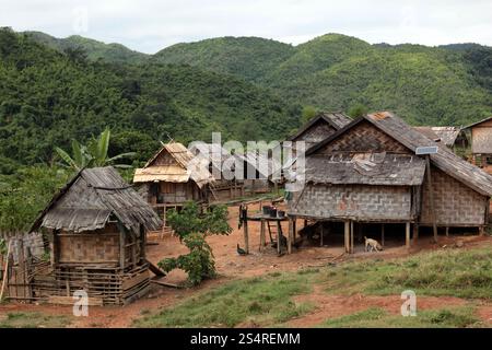 Un villaggio di contadini vicino al villaggio di Kasi sulla strada nazionale 13 sulla strada statale 13, sulla strada che va da Vang Vieng a Luang Prabang in Lao nel sud-est asiatico. ASIA LAO VANG Foto Stock