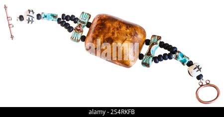 Bracciale dal pezzo di legno e pietra perle isolati su sfondo bianco Foto Stock