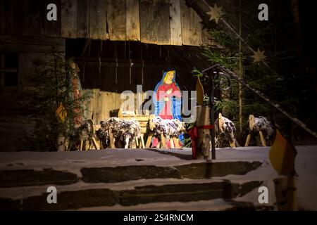 Foto all'aperto durante la notte della scena della nascita di Gesù in modo stabile Foto Stock