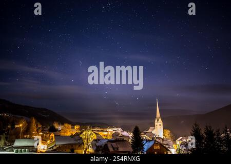 Bellissima vista di pulire la notte cielo stellato sopra highland cittadina austriaca Foto Stock