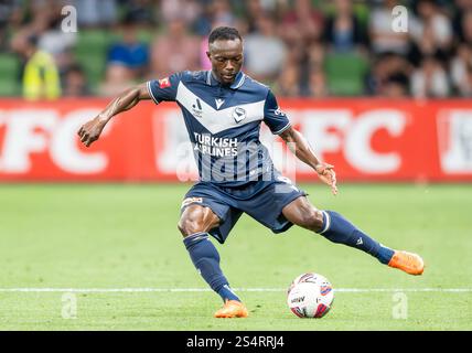 Melbourne, Australia. 10 gennaio 2025. Adama Traore del Melbourne Victory visto in azione durante la partita di A-League tra Melbourne Victory FC e Western United FC all'AAMI Park. Punteggio finale Western United 4:3 Melbourne Victory Credit: SOPA Images Limited/Alamy Live News Foto Stock