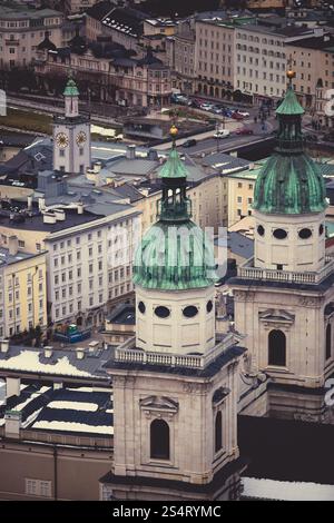 Vista dall'alto punto su vecchi tetti della città di Salisburgo, Austria Foto Stock