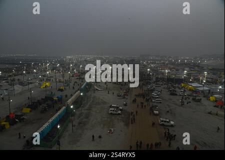 Prayagraj, Uttar Pradesh, India. 13 gennaio 2025. I devoti indù si riuniscono per fare un bagno sacro a Sangam, dove i fiumi sacri Gange, Yamuna e il mitico Saraswati si incontrano, il primo giorno del Maha Kumbh Mela a Prayagraj, Uttar Pradesh, India, il 13 gennaio 2025. (Credit Image: © Kabir Jhangiani/ZUMA Press Wire) SOLO PER USO EDITORIALE! Non per USO commerciale! Crediti: ZUMA Press, Inc./Alamy Live News Foto Stock
