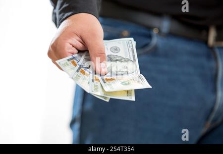 Closeup foto di un uomo che mostra la mano con centinaia di dollari di banconote Foto Stock
