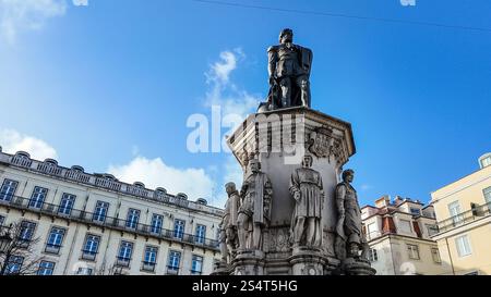 La statua che si trova a Luís de Camões a Lisbona commemora il famoso poeta portoghese Luís de Camões Foto Stock