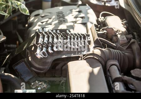 Closeup shot del set di strumenti giacente su auto a motore Foto Stock