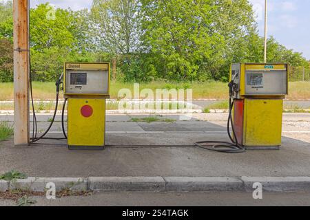 Due gasolio giallo per pompe diesel presso la vecchia stazione di rifornimento di Rural Road Foto Stock