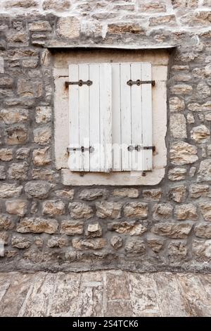 Closeup shot della finestra bianca imposte al vecchio edificio Foto Stock