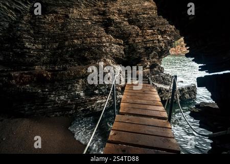 Bella vista dall'interno del Mare grotta con percorso di legno Foto Stock