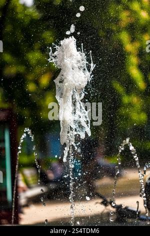 Primo piano della fontana congelate di flusso in aria Foto Stock