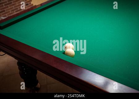 Primo piano del bianco due palle da biliardo sul tavolo Foto Stock