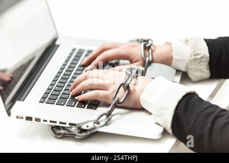 Foto di donne bloccato al laptop tramite la catena Foto Stock