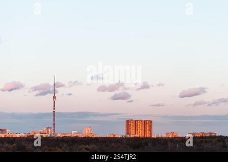 La torre della TV e di edifici urbani in rosa Tramonto primaverile, Mosca Foto Stock