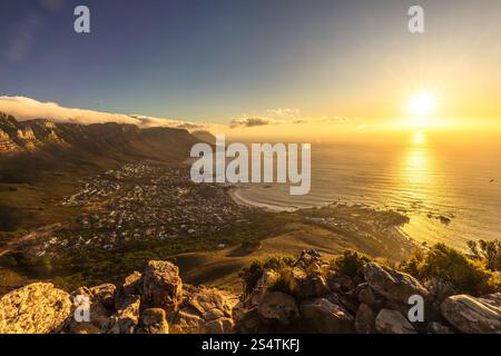 L'incredibile vista da Lion's Head su Table Mountain e Camps Bay all'ora d'oro, città del Capo, Sud Africa. Foto Stock