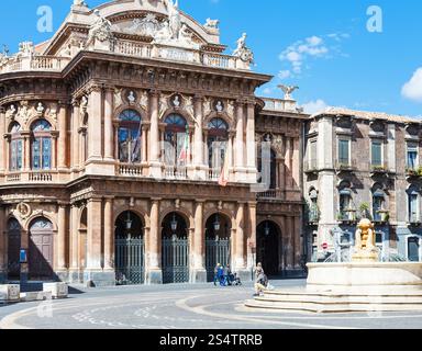 Teatro massimo Bellini in Piazza Vincenzo Bellini a Catania, Sicilia, Italia. Il Teatro massimo Bellini è un teatro dell'opera, inaugurato il 31 maggio Foto Stock