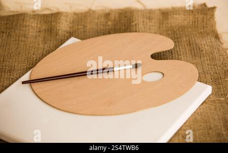 Closeup colpo di pennello giacente su pallet di legno in arte studio Foto Stock