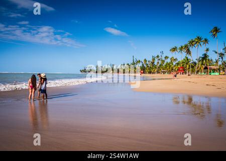 Rio grande, Porto Rico - 6 marzo 2018: Lunga più di un chilometro e mezzo e ombreggiata con alberi di cocco, la spiaggia di Luquillo è un luogo bellissimo per prendere il sole e prendere il sole Foto Stock