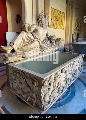 Sarcofago romano riccamente intagliato con statua di Arno nei Musei Vaticani, città del Vaticano, Roma, Italia. La scena sul sarcofago raffigura una battaglia Foto Stock