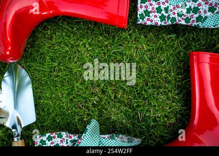Bella cornice fatta di attrezzi da giardino giacente sulla fresca erba verde Foto Stock
