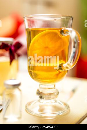 Primo piano della calda tè nero con limone in vetro trasparente Foto Stock