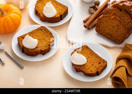 Pane di zucca appena sfornato con panna montata, idea di dessert per il giorno del Ringraziamento Foto Stock