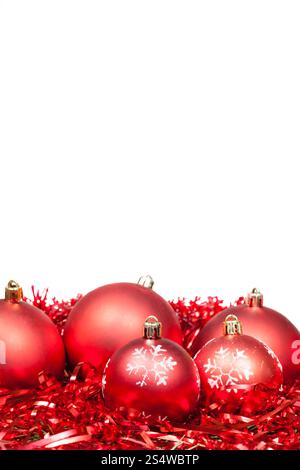 Rosso cinque palle di Natale e tinsel isolati su sfondo bianco Foto Stock