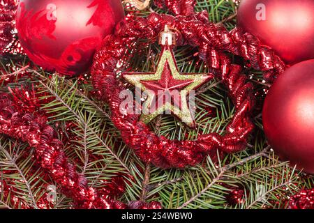 Natale ancora in vita - stella rossa, palle di Natale, tinsel su albero di Natale sfondo Foto Stock