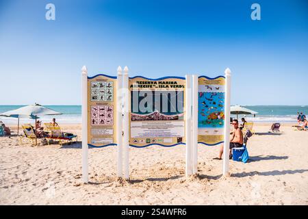 San Juan, Porto Rico - 7 marzo 2018: Cartello informativo a Isla Verde Beach per Reserva Marina Arrecife Isla Verde. Foto Stock