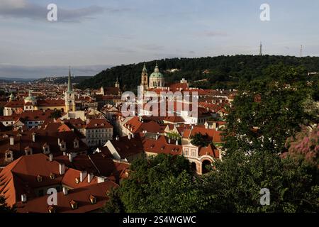 Praga, repubblica Ceca - 23 giugno 2023: Vista del castello di Praga con tetti rossi e st. La chiesa di Nicholas. Foto di alta qualità Foto Stock