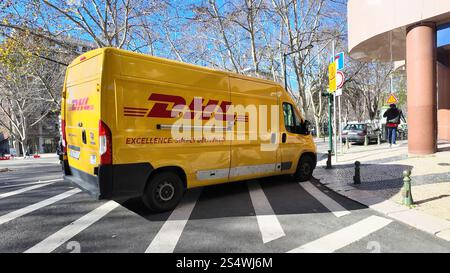 Un furgone DHL giallo parcheggiato sulla strada. Foto Stock