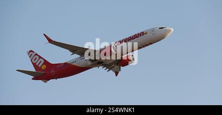 Tenerife, Spagna 5 gennaio 2025. Il Boeing 737 MAX 9 Corendon Airlines vola nel cielo blu. Decollo all'aeroporto di Tenerife Foto Stock