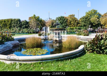 Viaggia verso la città di Vienna - fontana nel parco pubblico Volksgarten (Giardino dei popoli) di Hofburg, Vienna, Austria. Foto Stock