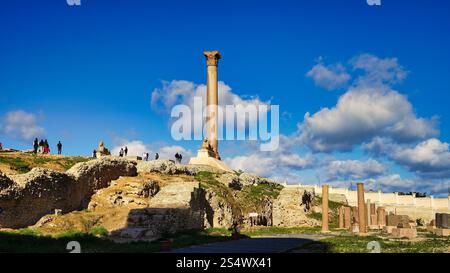 Vista della colonna di Pompeo, una colonna della vittoria corinzia romana costruita per l'imperatore romano Diocleziano nel 302 d.C. presso il Serapeo di Alessandria, in Egitto Foto Stock