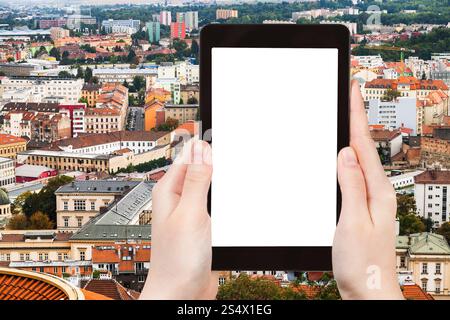 Concetto di viaggio - fotografie turistica di Brno skyline della città su tablet pc con taglio fuori schermo vuoto con posto per logo pubblicitario Foto Stock