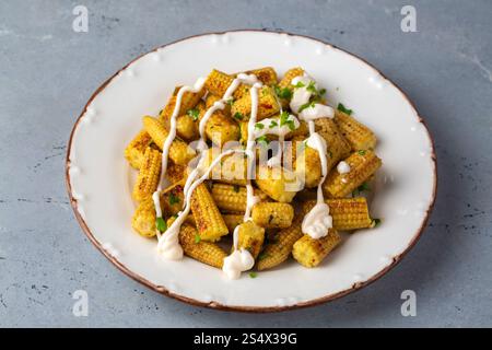 Baby corn tostato con varie spezie Foto Stock