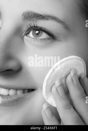 Primo piano in bianco e nero ritratto di donna bella la rimozione di trucco Foto Stock